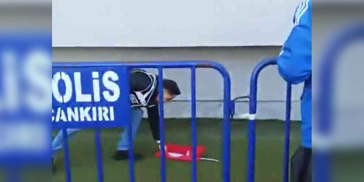 Türk polisinin bayrak sevdası: Tartışma sırasında düşen bayrağı kaldırdı