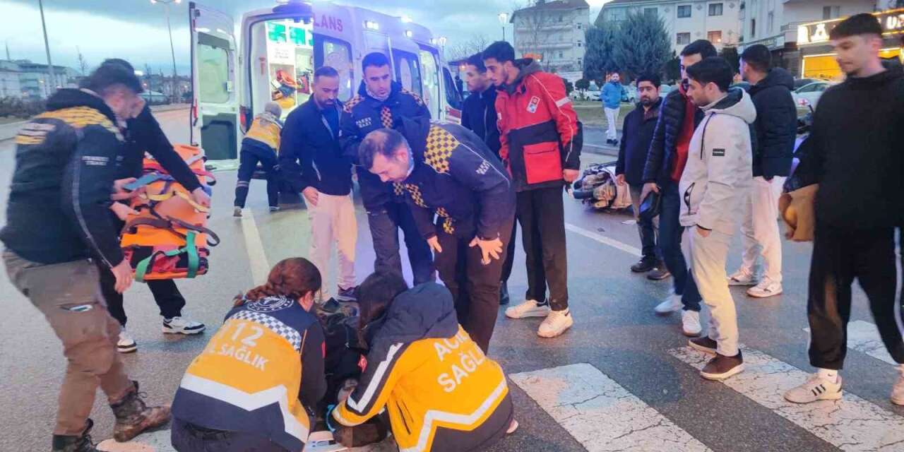 Ankara’da dengesini kaybeden motokurye yola savruldu