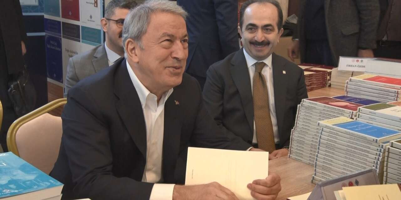 Hulusi Akar ‘Külliye’de Ramazan Kitap Günleri’nde okurlarıyla buluştu