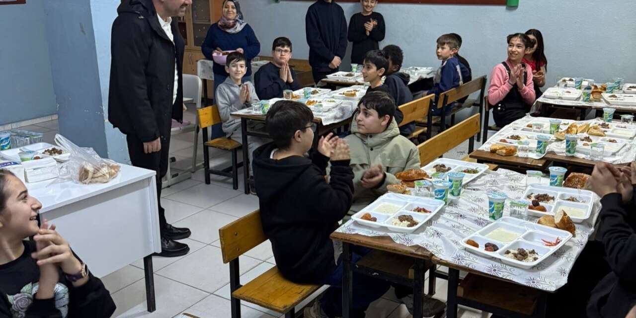 Pursaklar Belediye Başkanı Çetin, öğrencilerle iftar yaptı