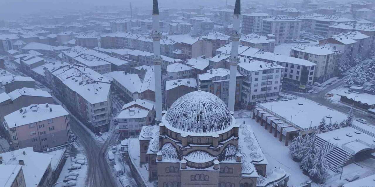 Akdağmadeni Belediyesi ekipleri karla mücadele için sahada