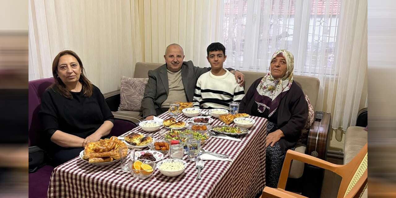 Başkan Cönger, vatandaş sofrasında iftar yaptı
