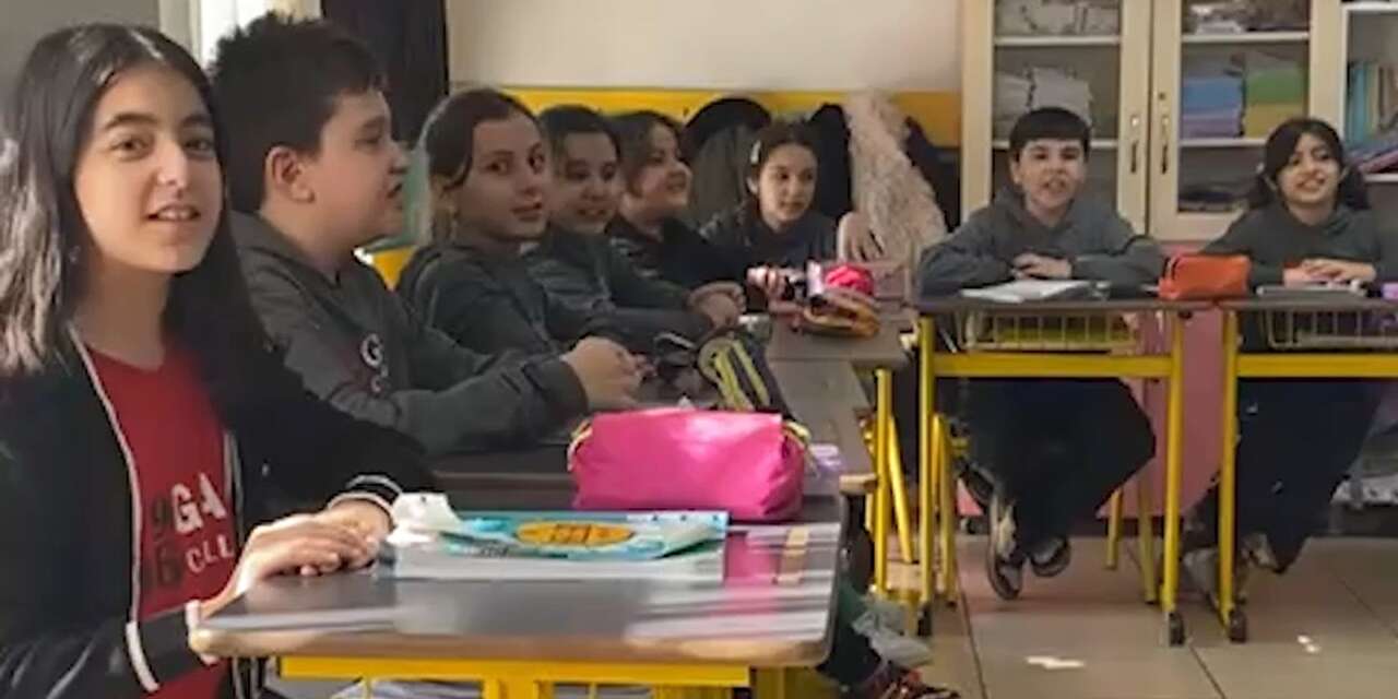 İlkokul öğrencilerinden "Kabe'de hacılar hu der Allah" ilahisi