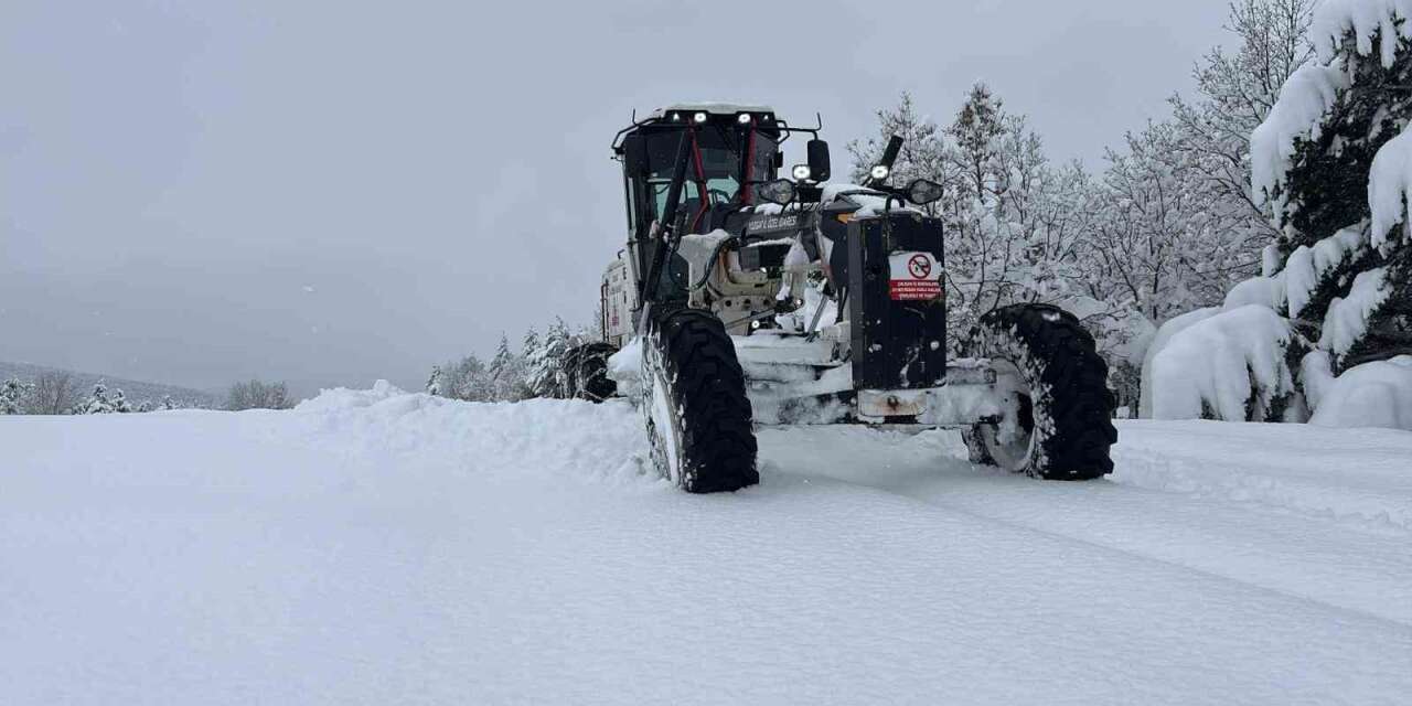 Yozgat Özel İdare ekipleri karla mücadeleyi sürdürüyor