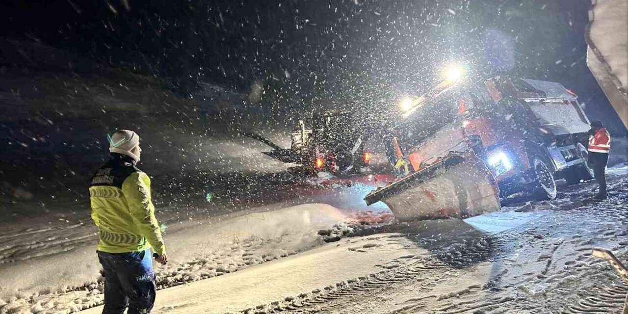Karda mahsur kalan araçların imdadına Jandarma ekipleri yetişti