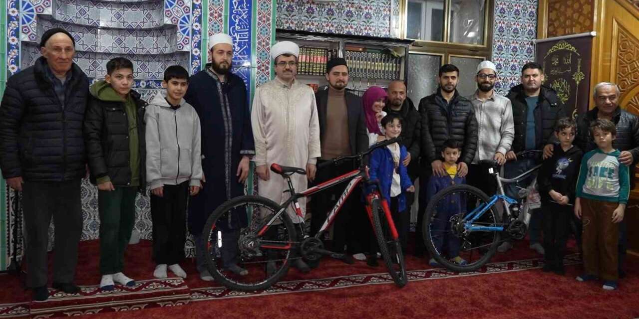 Teravih namazına camiye gelen çocuklar ilahi söyledi