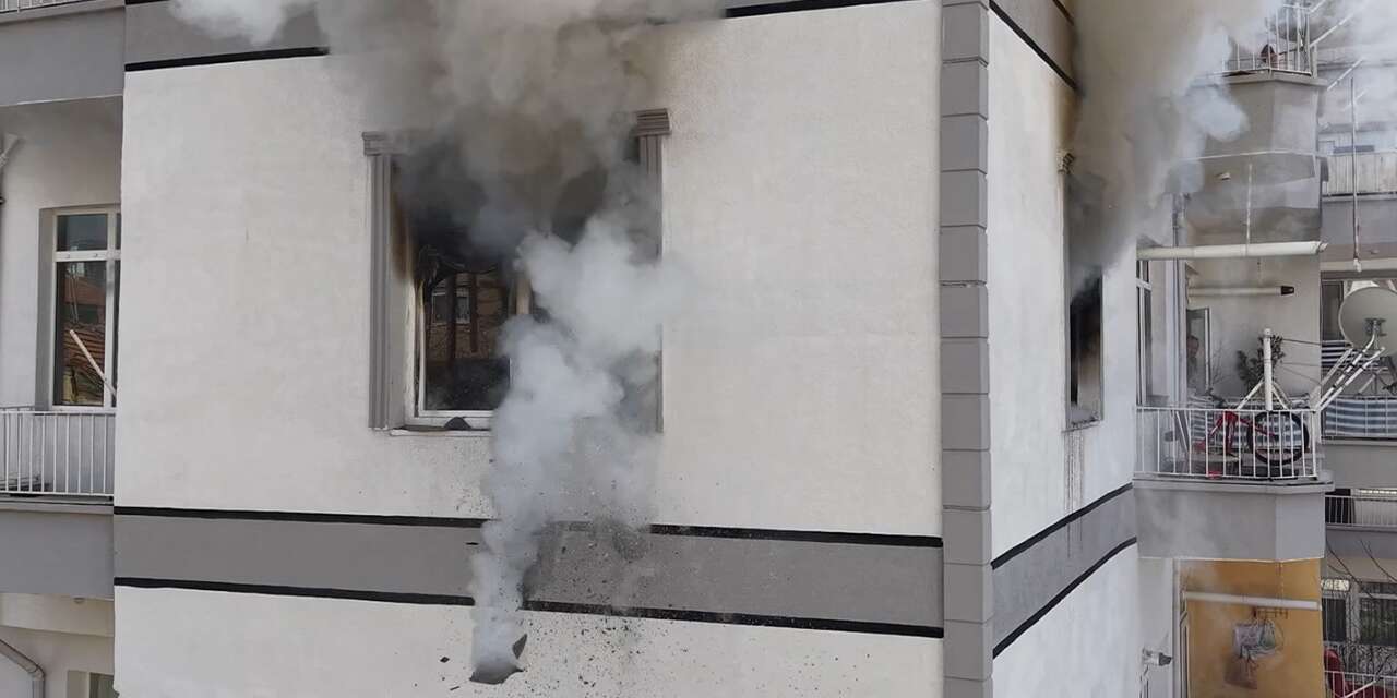 Çocuklarını kurtarmak için yanan eve yeniden girdi