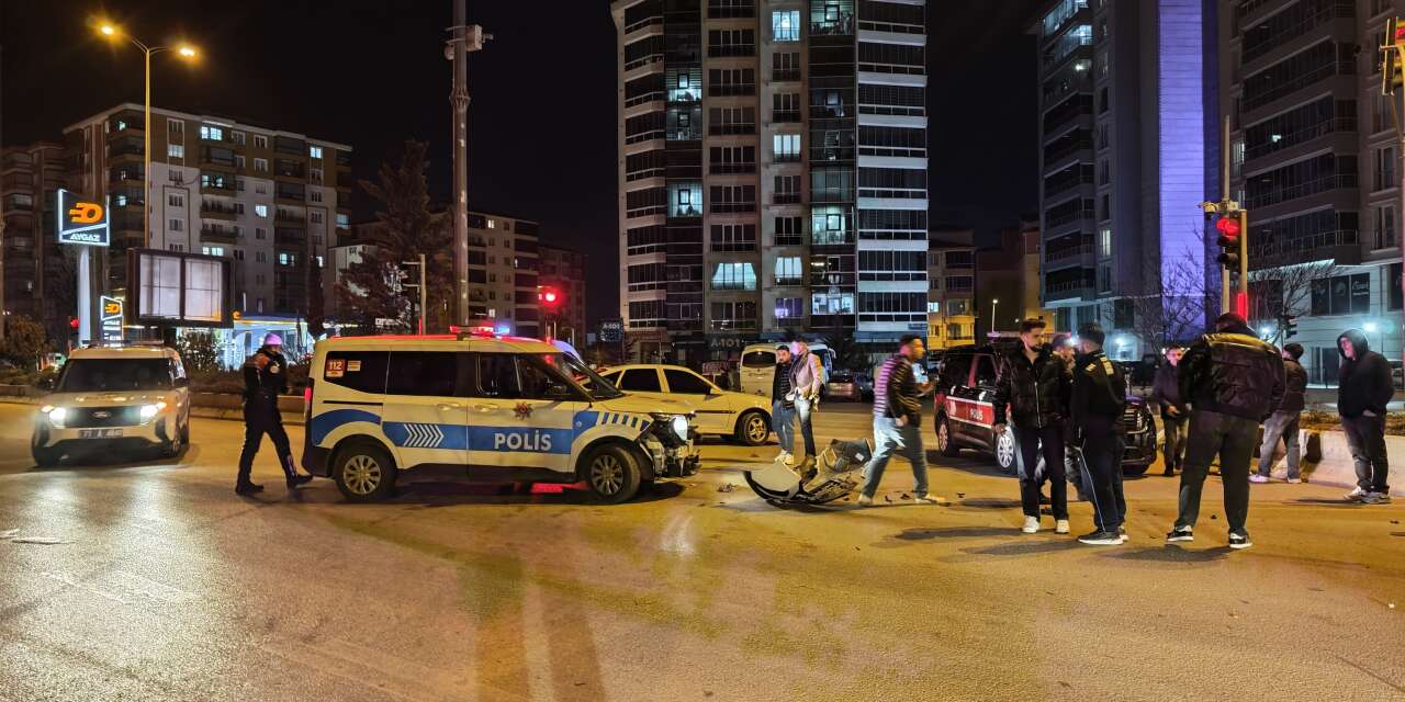 Hızla gelen otomobil polis aracına çarptı! Bulvarda korkunç kaza!
