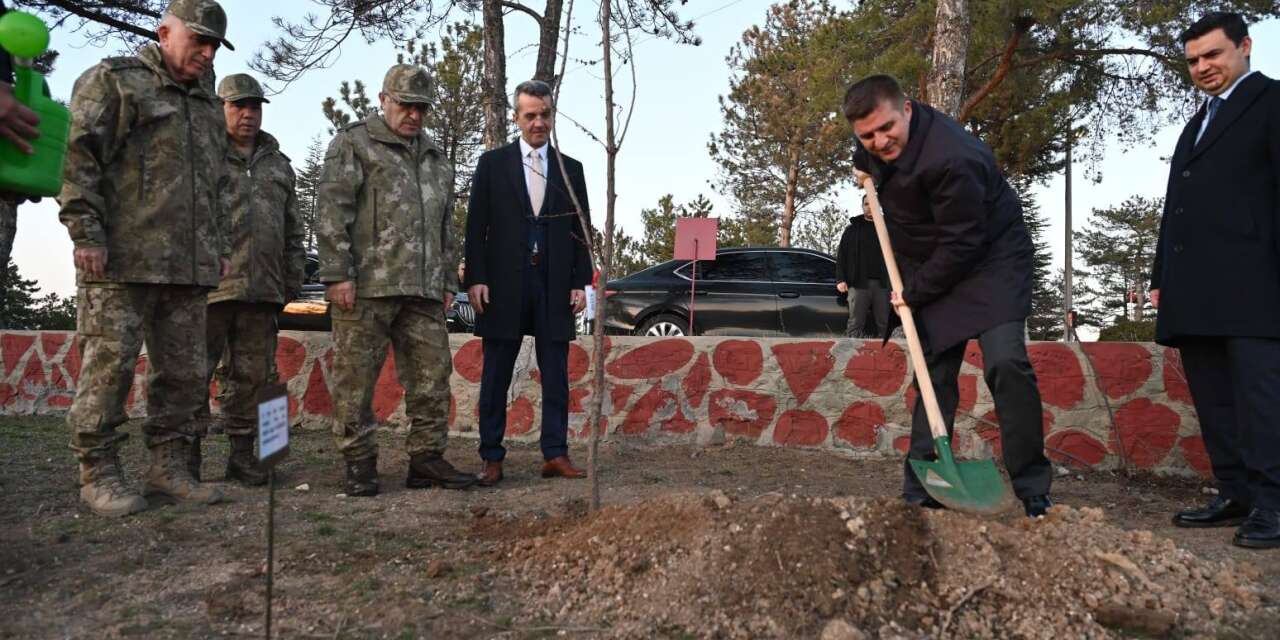 Kırıkkale’de şehit aileleriyle anlamlı buluşma: Hatıra fidanları toprakla buluştu