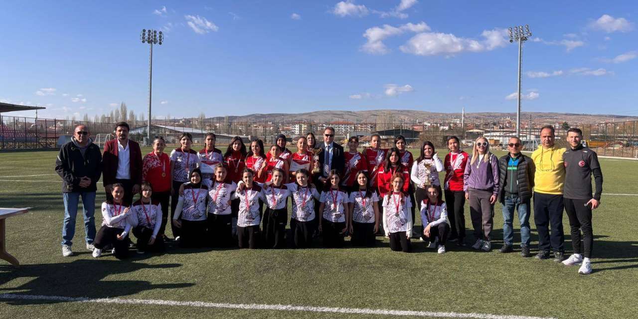 Kırıkkale’de yıldızlar softbol turnuvası nefes kesti