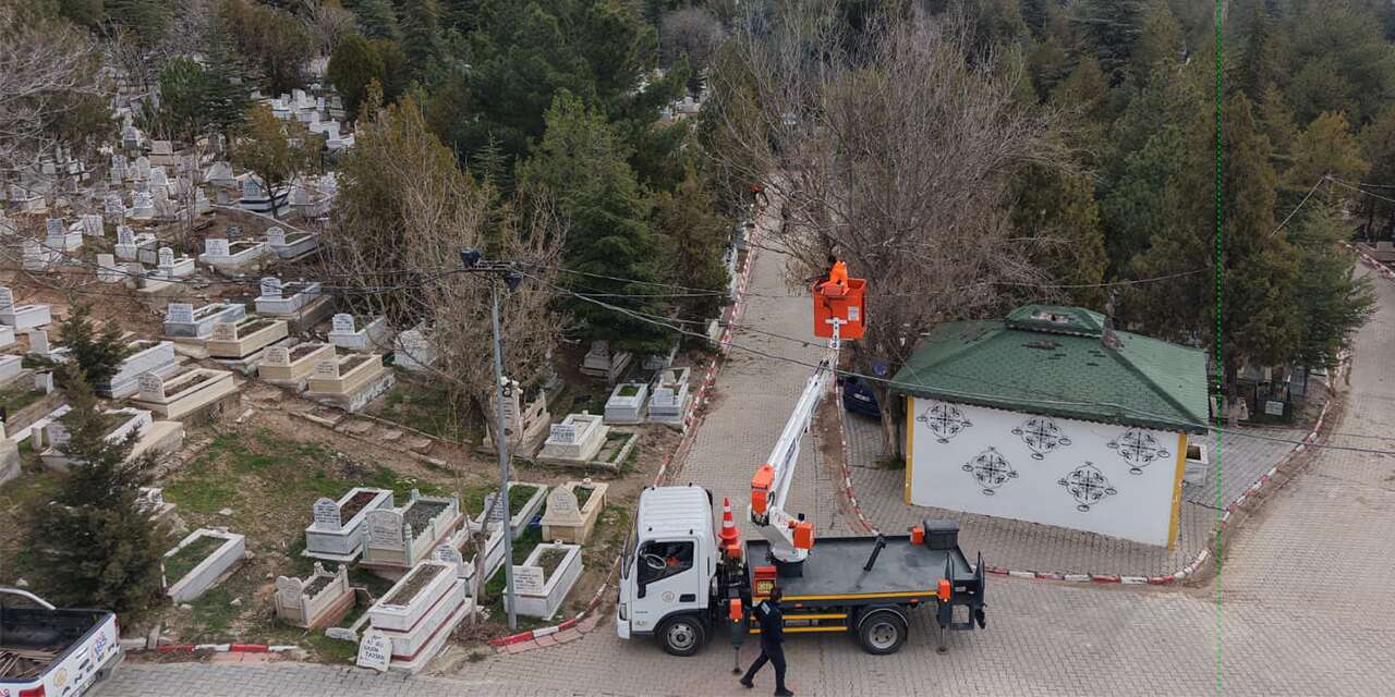 Mezarlıklarda Ramazan Bayramı hazırlıkları başladı