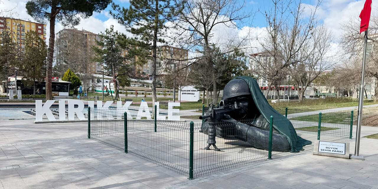 Şehir Parkı'nda vatadaş  gözlerine inanamadı: Heykeli Bile Hapsettiler!
