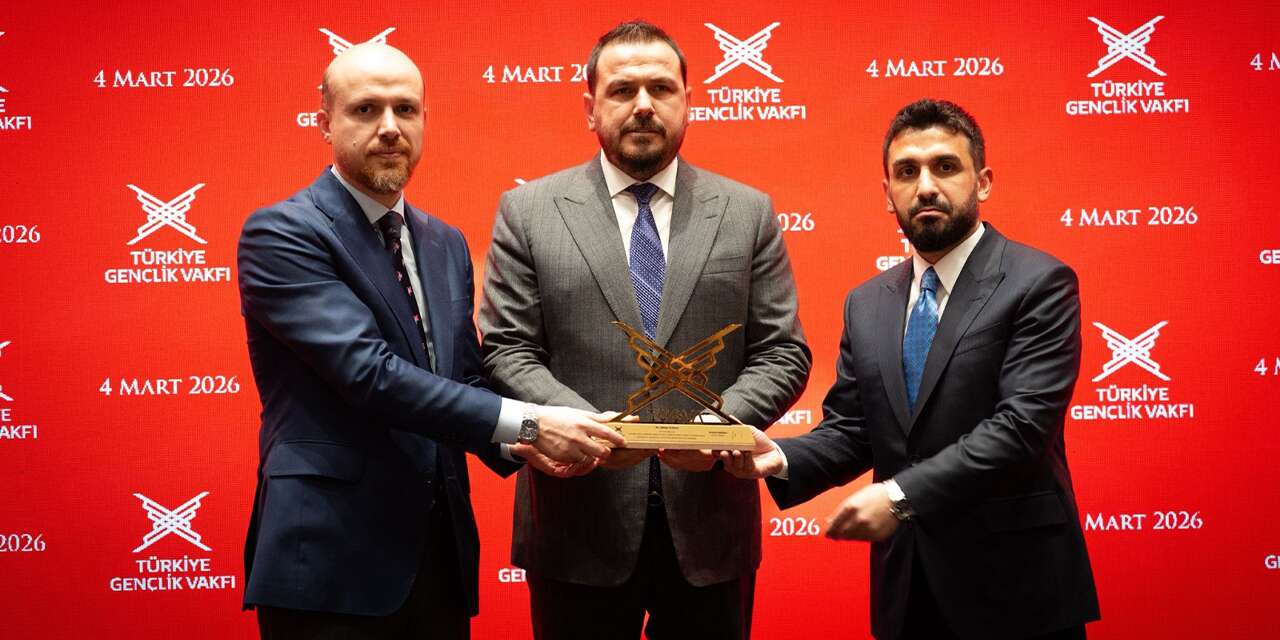 Bilal Erdoğan’dan Adnan Duman’a ödül