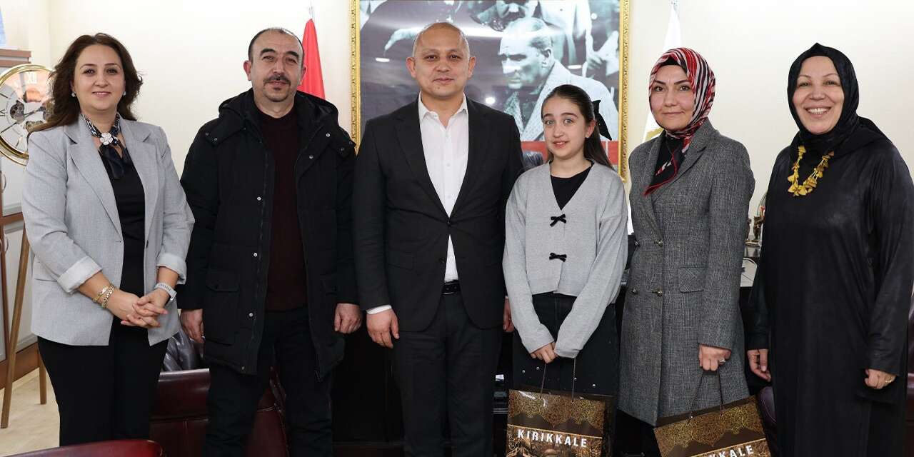 İstiklal Marşı’nı en güzel okuyan Begüm’e Önal’dan ödül