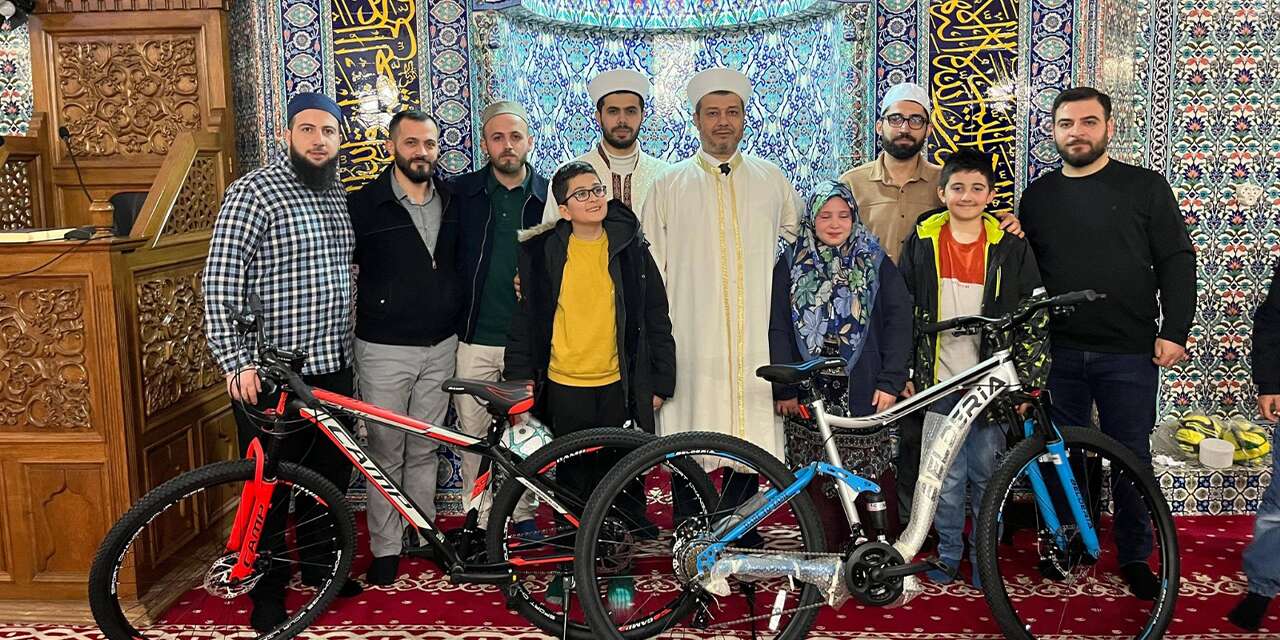 Keskin’de çocuklar namazda buluştu, hediyeleri kaptı