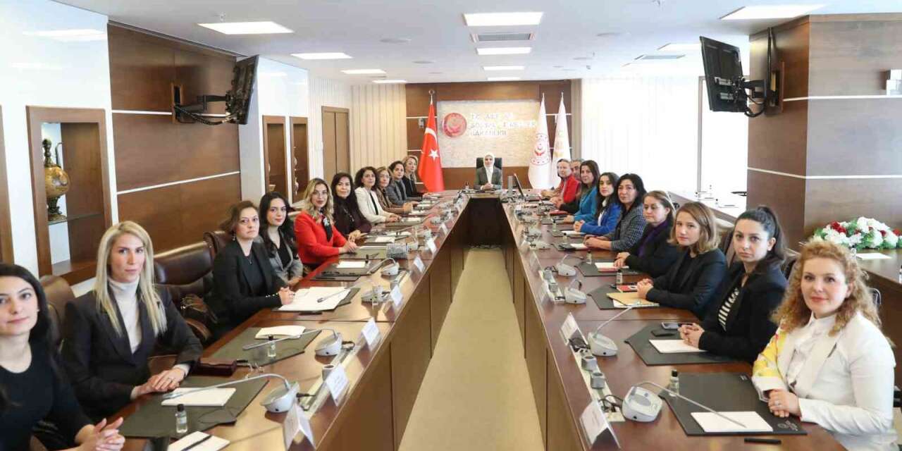 Bakan Göktaş, baroların kadın ve çocuk hakları komisyonu temsilcileriyle bir araya geldi