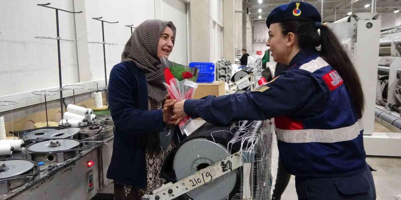 Jandarma 8 Mart Kadınlar Günü dolayısıyla fabrika işçisi kadınları unutmadı