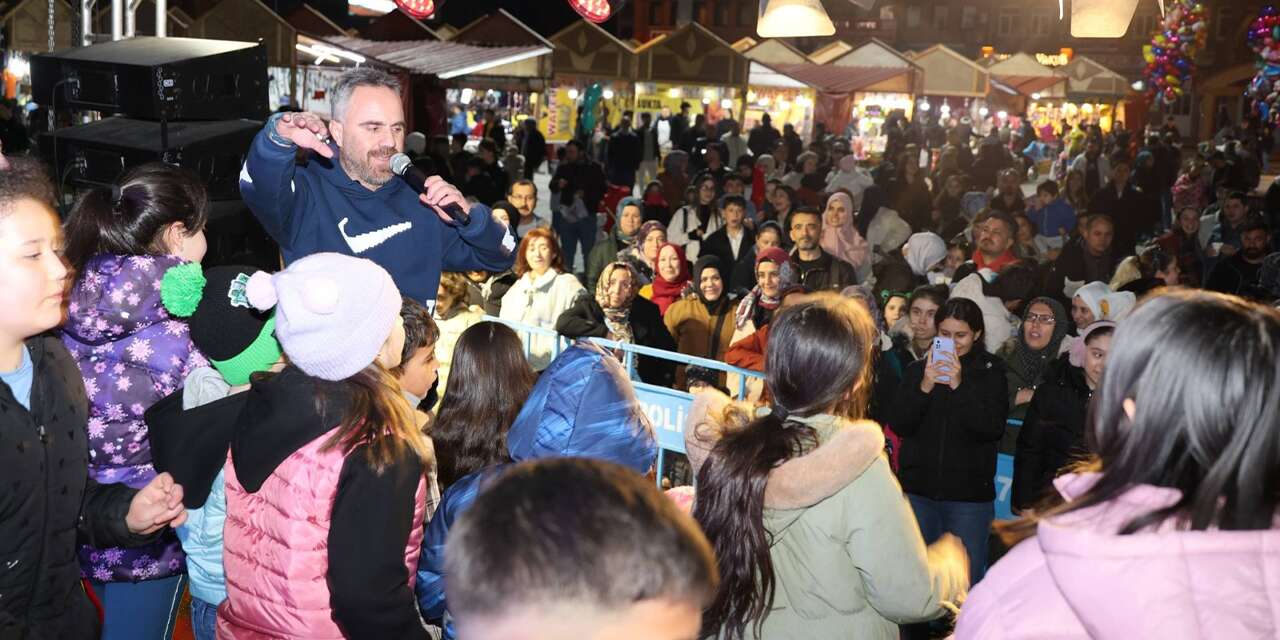 Cumhuriyet Meydanı iftar sonrası dolup taşıyor