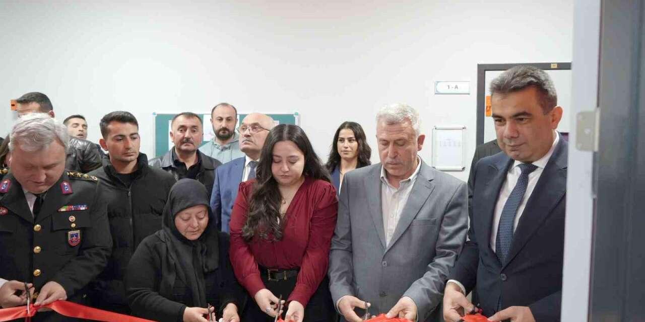 Şehidin adı köy okulundaki kütüphaneye verildi, ailesi gözyaşlarına hakim olamadı