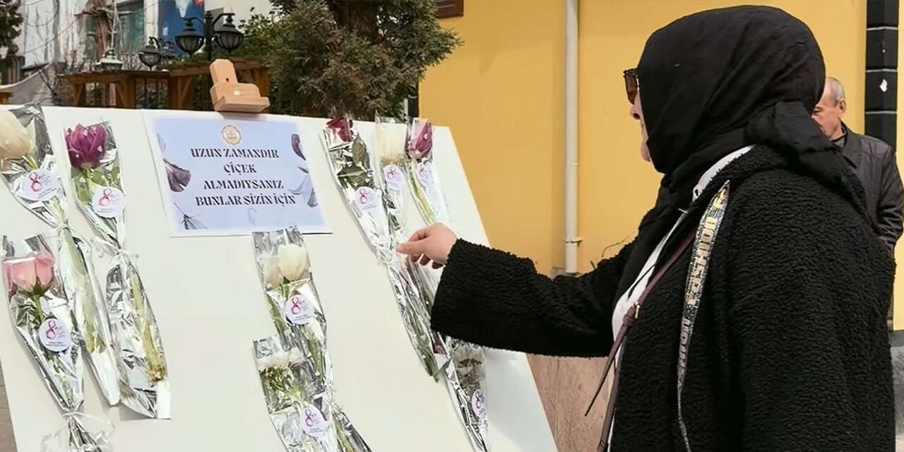Kırıkkale’de kadınlara anlamlı sürpriz: Yazıyı okuyan çiçek aldı