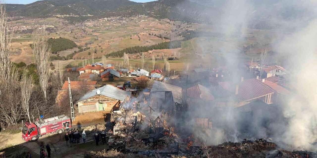 Köyde korkutan yangın: Evler ve ahırlar küle döndü