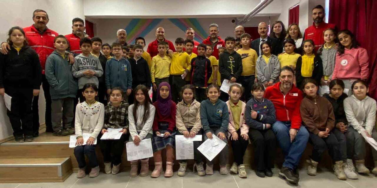 Kastamonu’da 6 bin 400 öğrencinin yüzü bayramlık kıyafetle güldürüldü