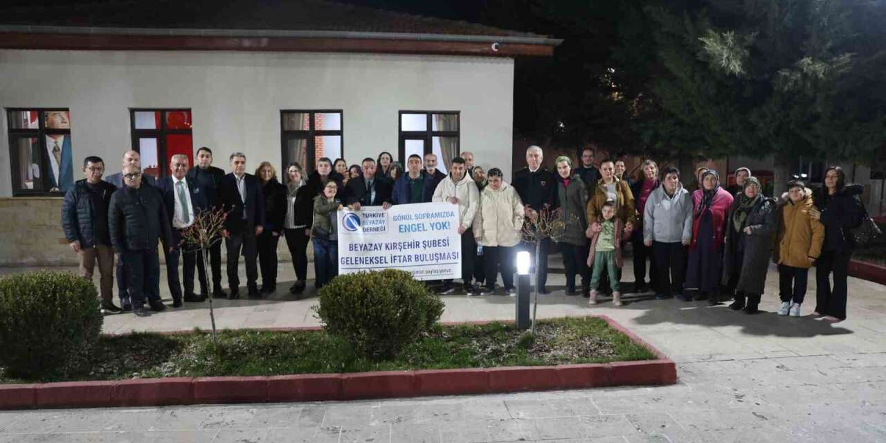 Beyazay ailesi iftarda bir araya geldi