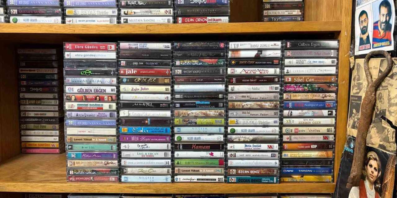 Müzik dünyasının geçmişine 20 yıldır topladığı plak ve kasetlerle ışık tutuyor