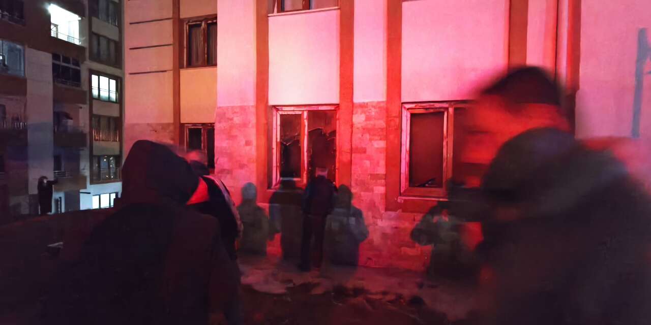 Yuva TOKİ’de çıkan yangında aile son anda kurtarıldı.