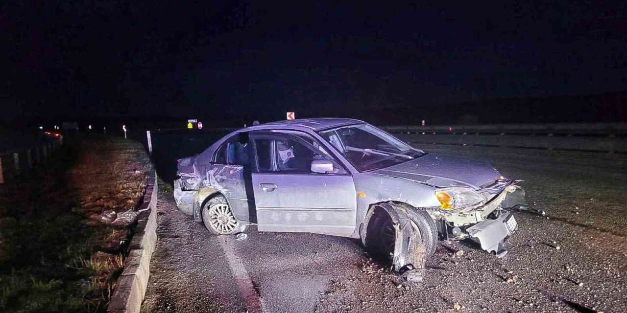 Otomobil bariyerlere çarptı, 4 kişi yaralandı