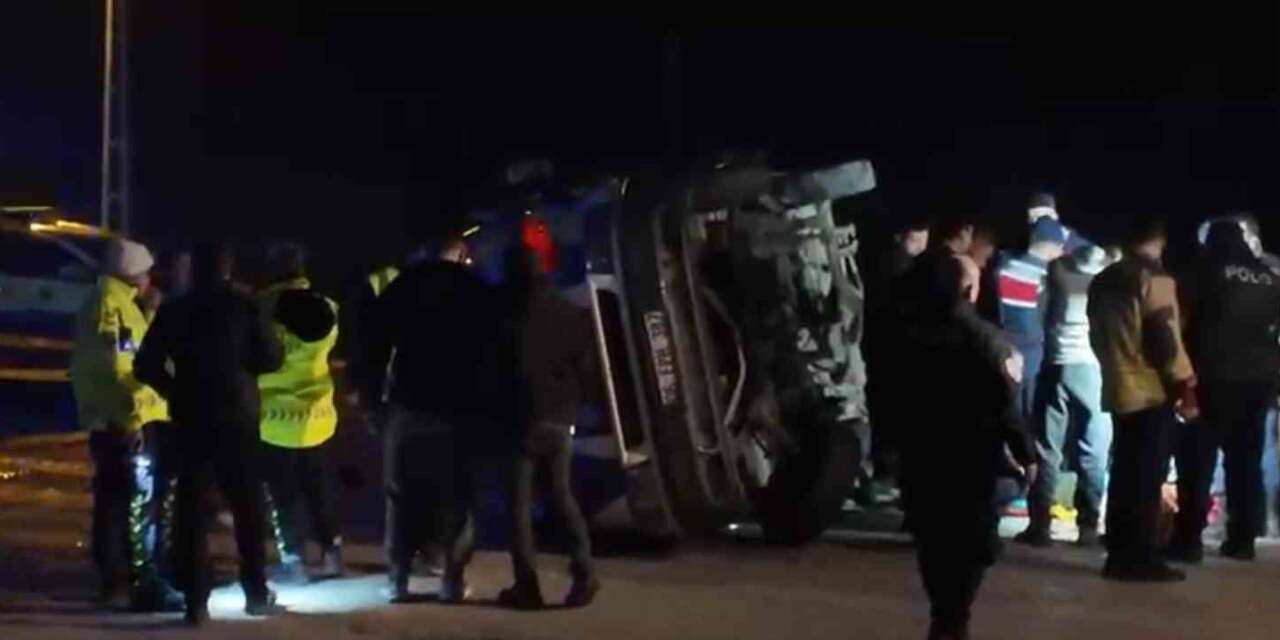 Feci kaza: Otomobille minibüs çarpıştı 2 kişi öldü!