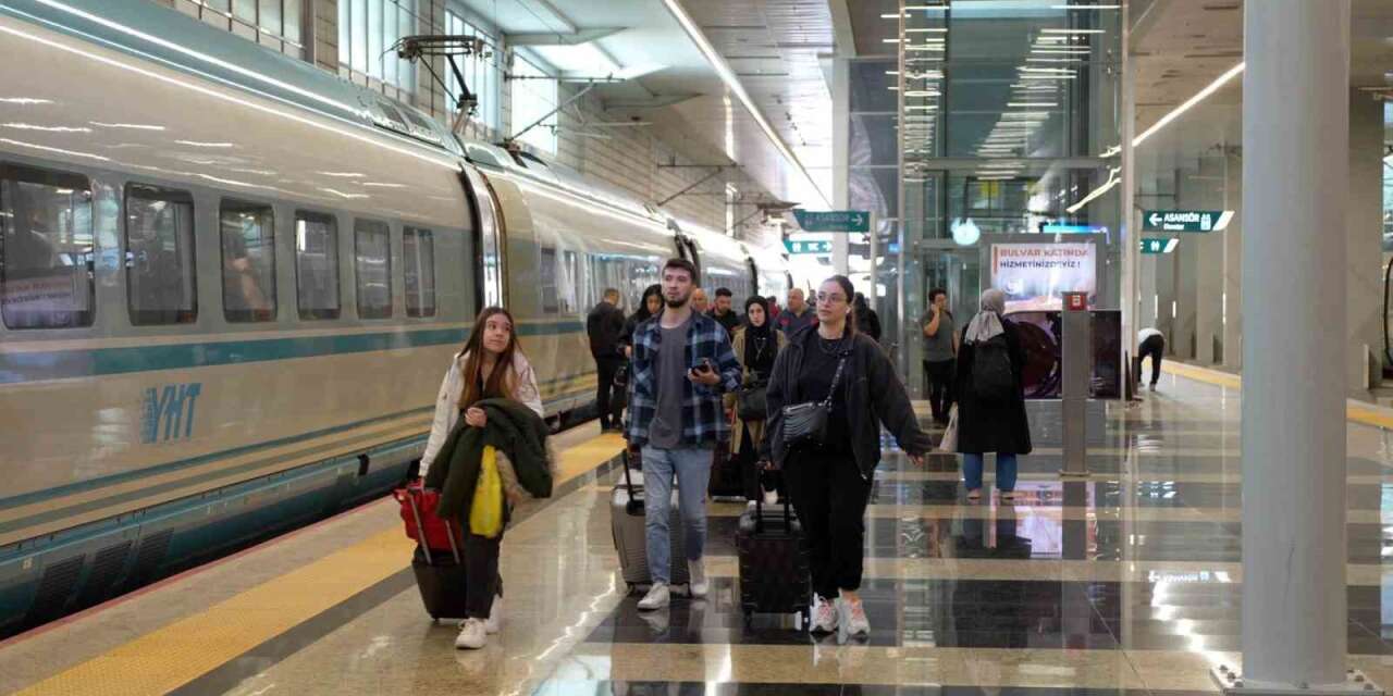 Bakan Uraloğlu: "Ankara-İstanbul arasında 2 bin 898 kişi daha sevdiklerine ulaşacak"