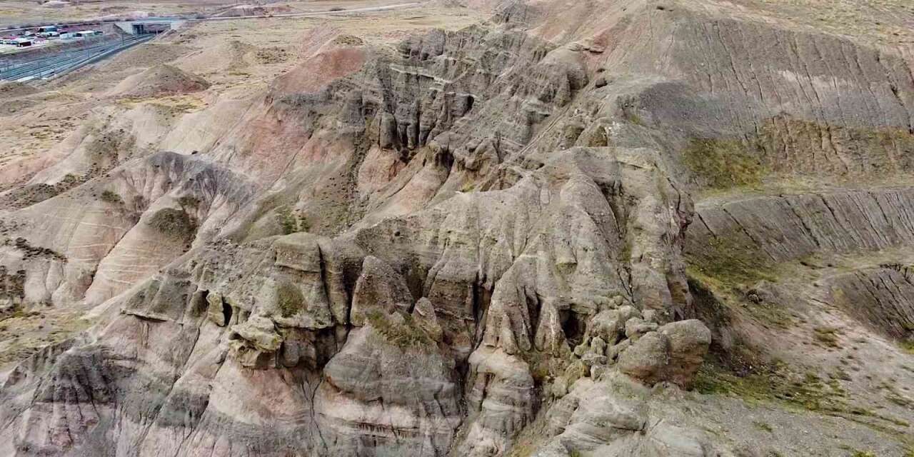 Yozgat’ta yağmur, kar ve rüzgarın şekillendirdiği tepe dron kamerasıyla görüntülendi