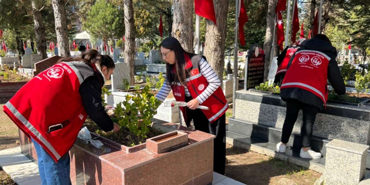 Şehitlikte duygusal anlar: Karanfil bıraktılar