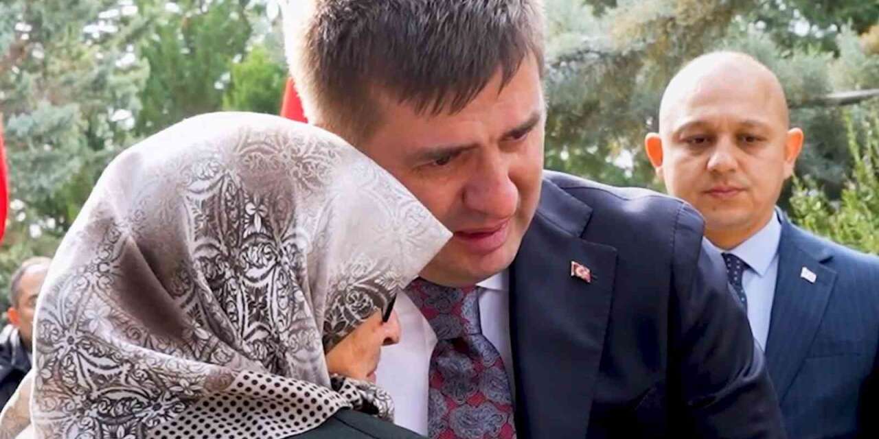 Vali Sarıibrahim şehit annesiyle ağladı