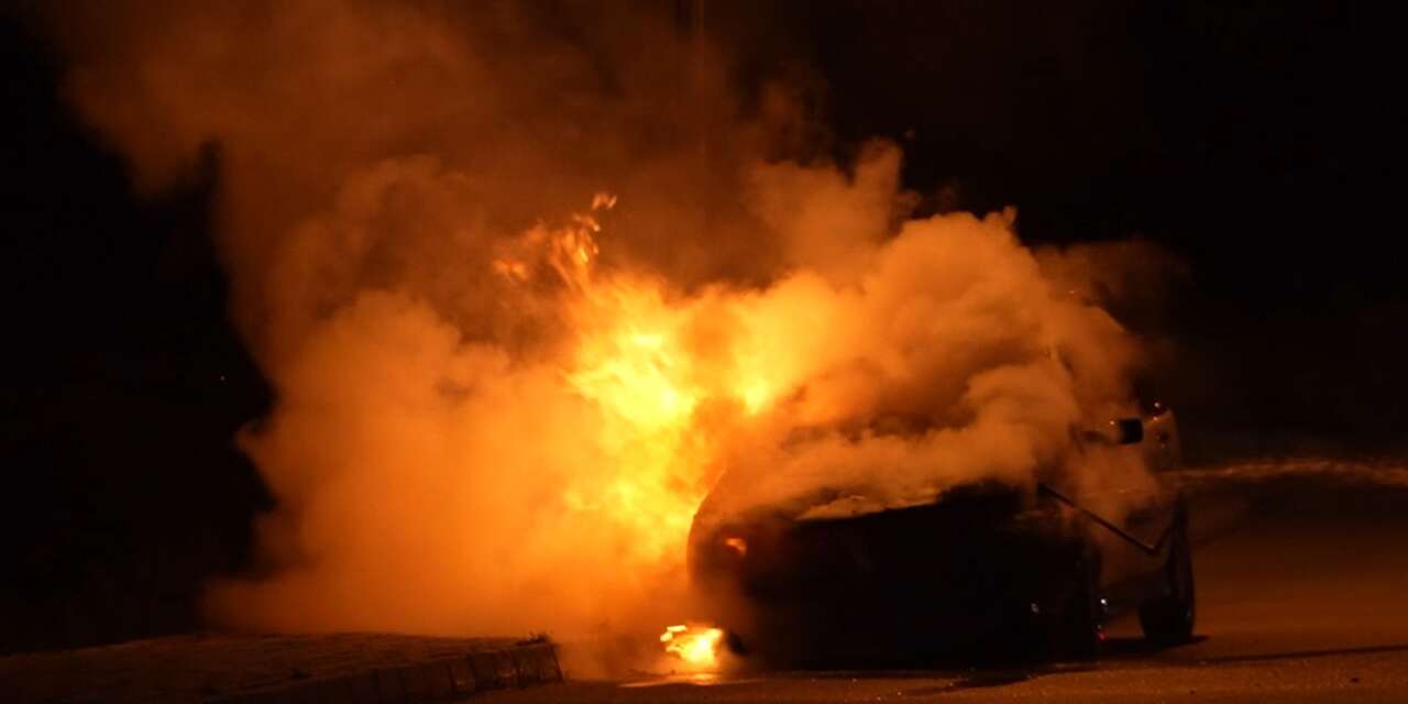 Bayram için yeğeninden emanet aldığı araç alev alev yandı