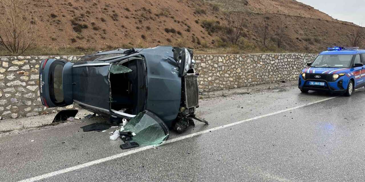 Devrilen otomobildeki 5 kişi yaralandı