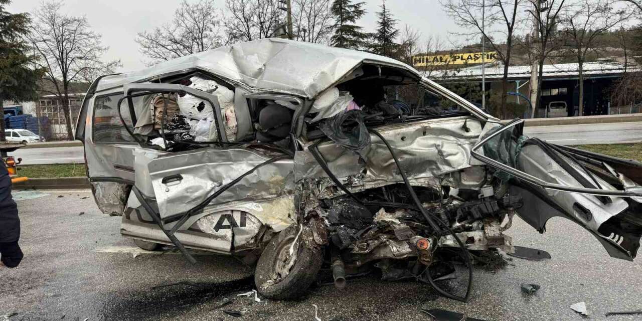 Otobüs ile minibüs çarpıştı: 1’i ağır 7 yaralı