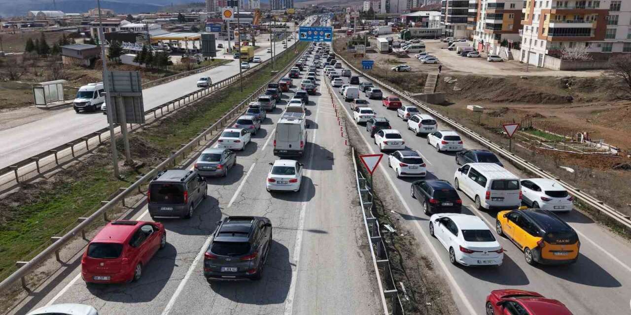 Kırıkkale'de kilometrelerce araç kuyruğu