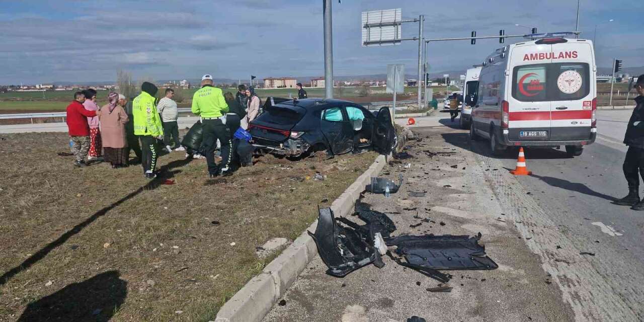 Otomobille hafif ticari araç çarpıştı