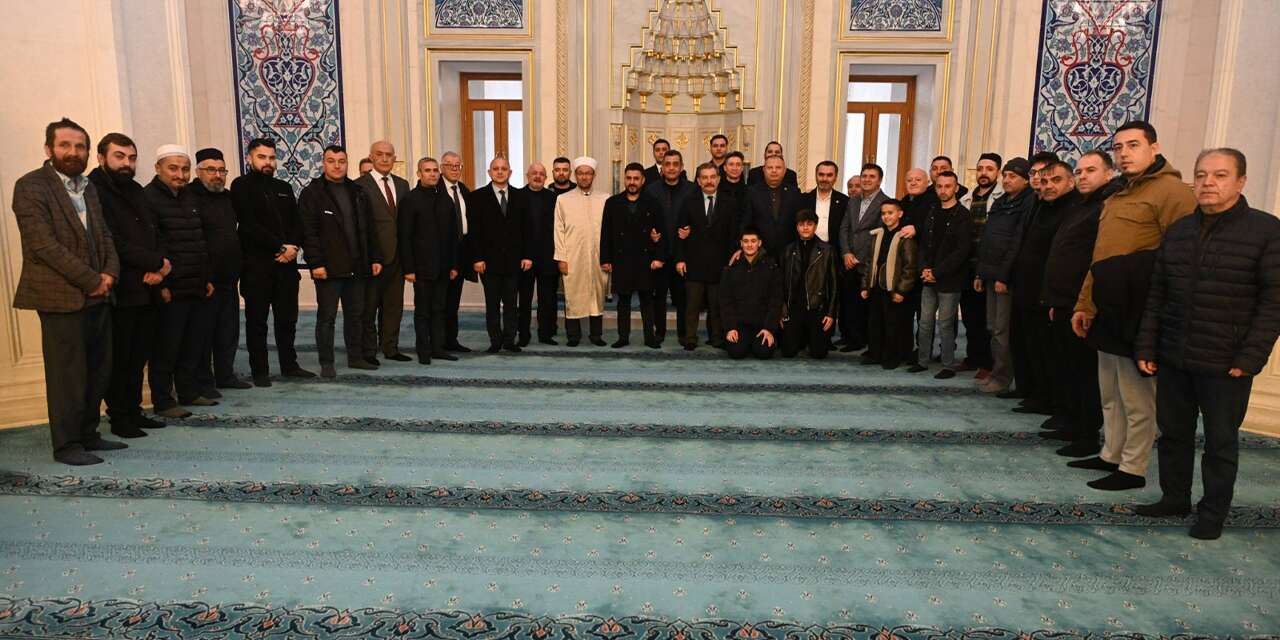 Nur Camii’nde geleneksel bayramlaşma