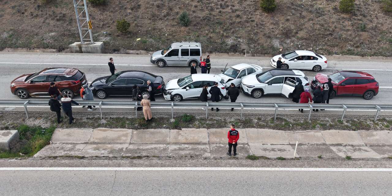 Anne ve iki çocuğu kazada yaralandı