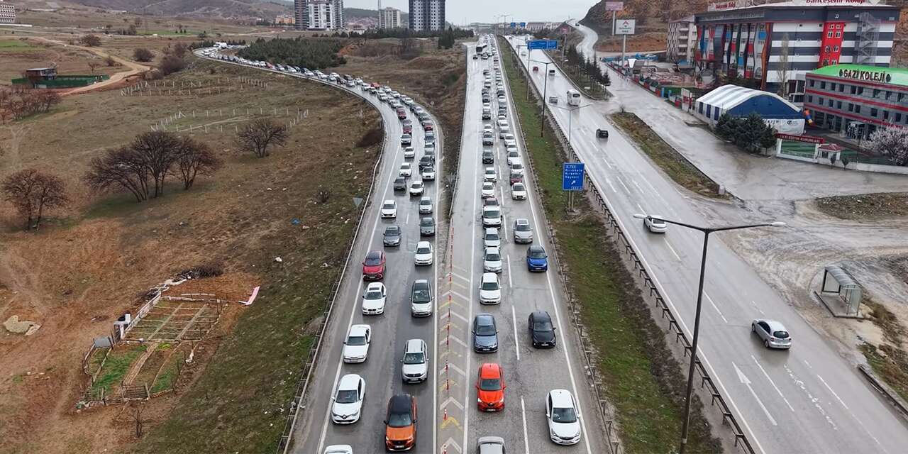 Tatilciler dönüş yolunda uzun kuyruklar oluşturdu