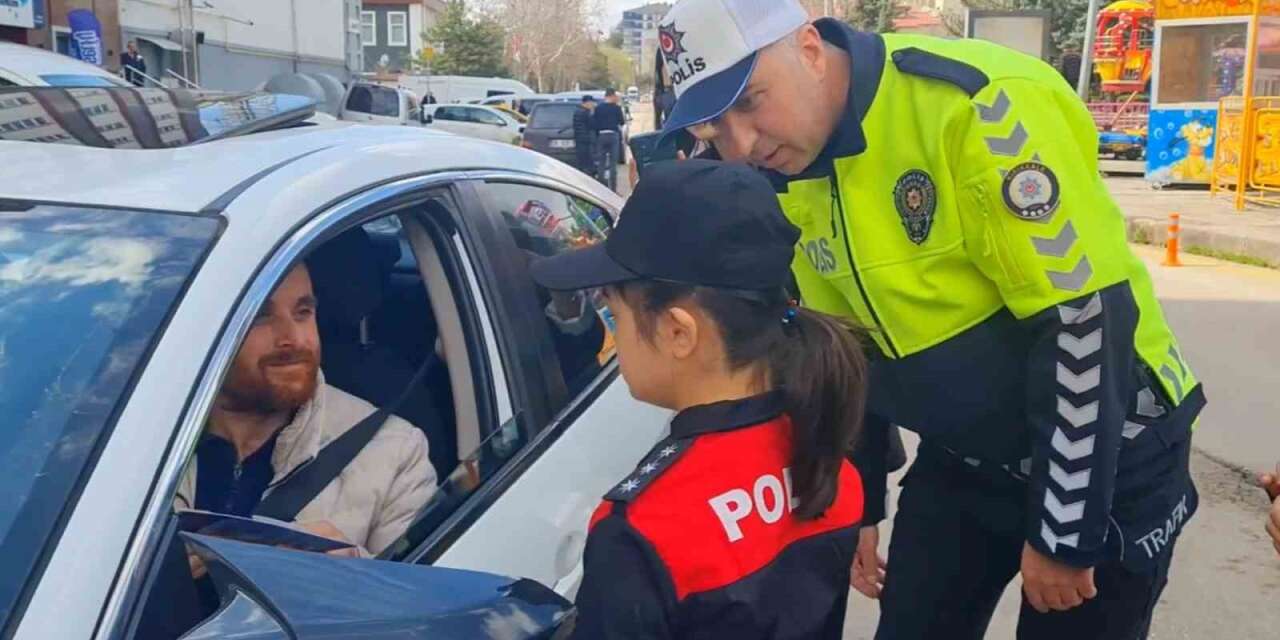Polis üniforması giyen özel öğrenciler sürücülere trafik kurallarını hatırlattı