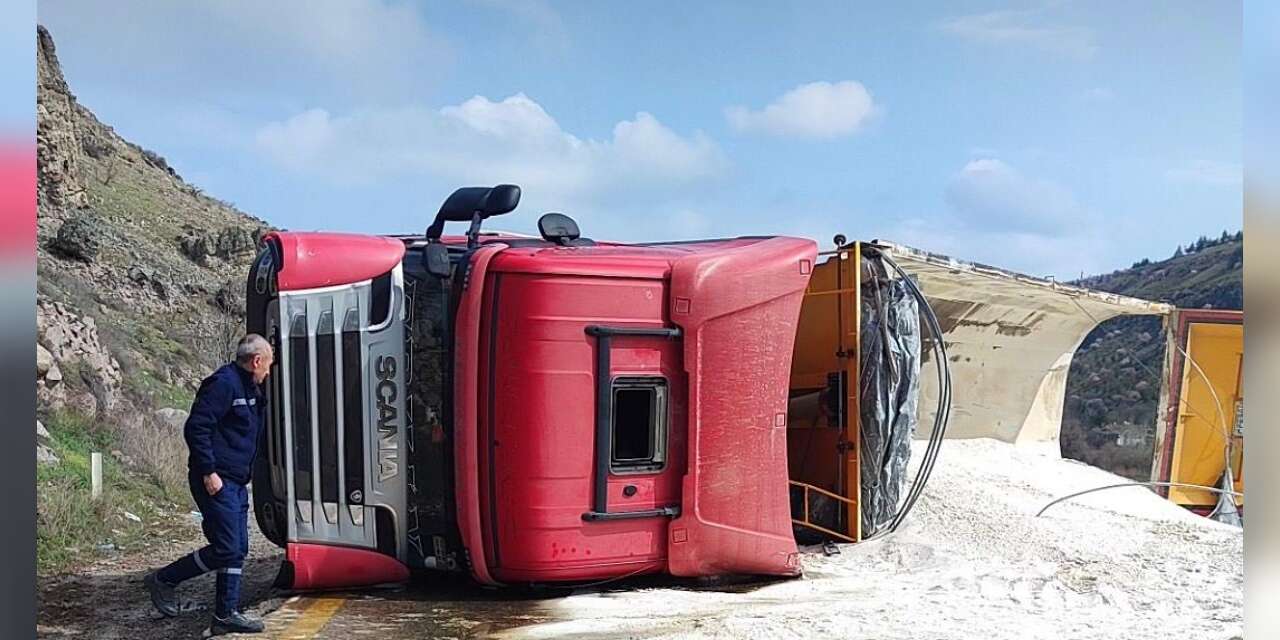 Sincan’da tır kazası: Zir Vadisi yolu trafiğe kapandı