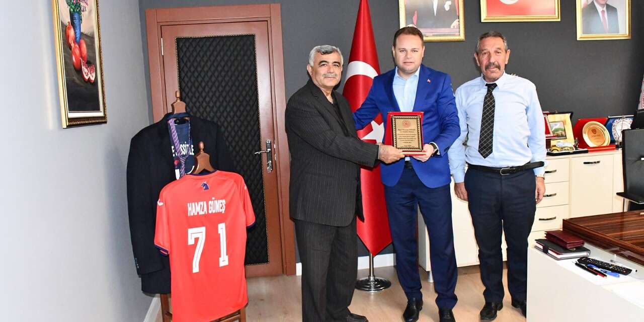 Gençlik ve Spor İl Müdürlüğü’nde emekliye ayrılan personele plaket