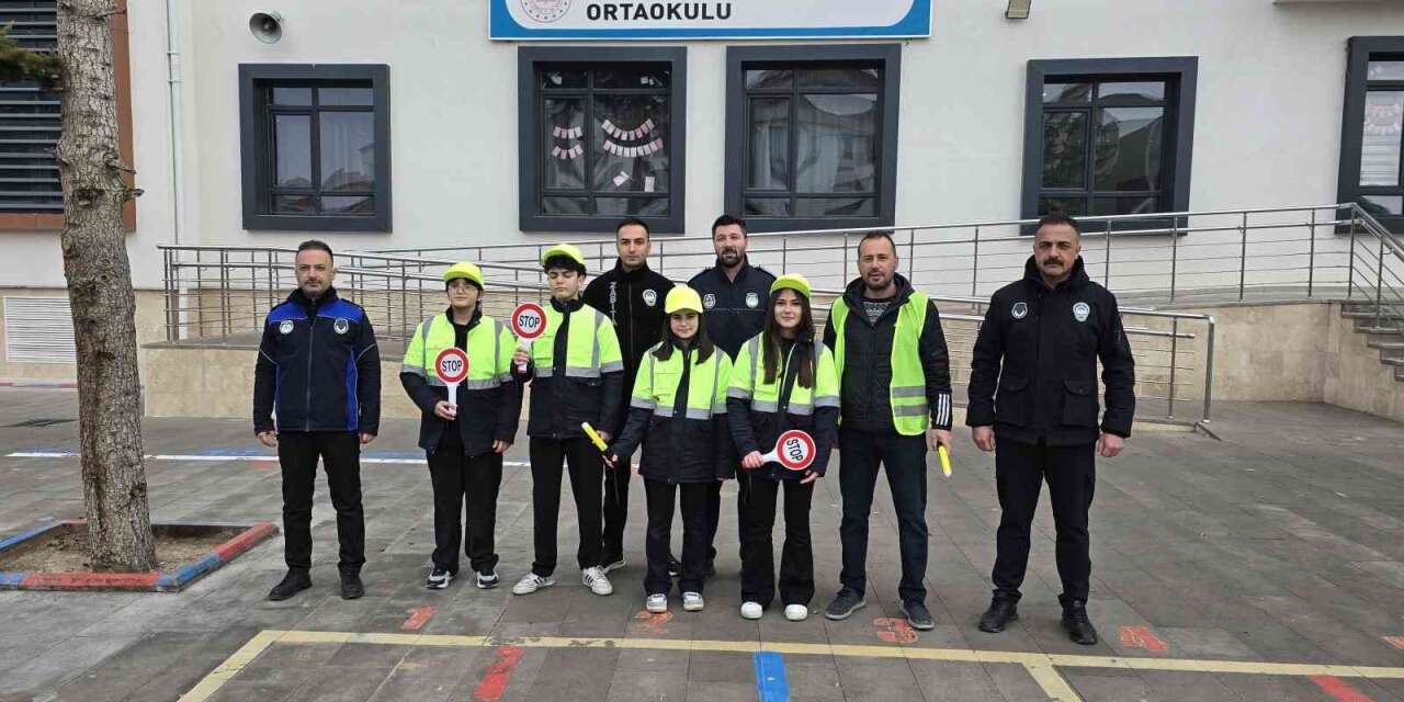 Yozgat’ta öğrenciler trafiğe yön verdi