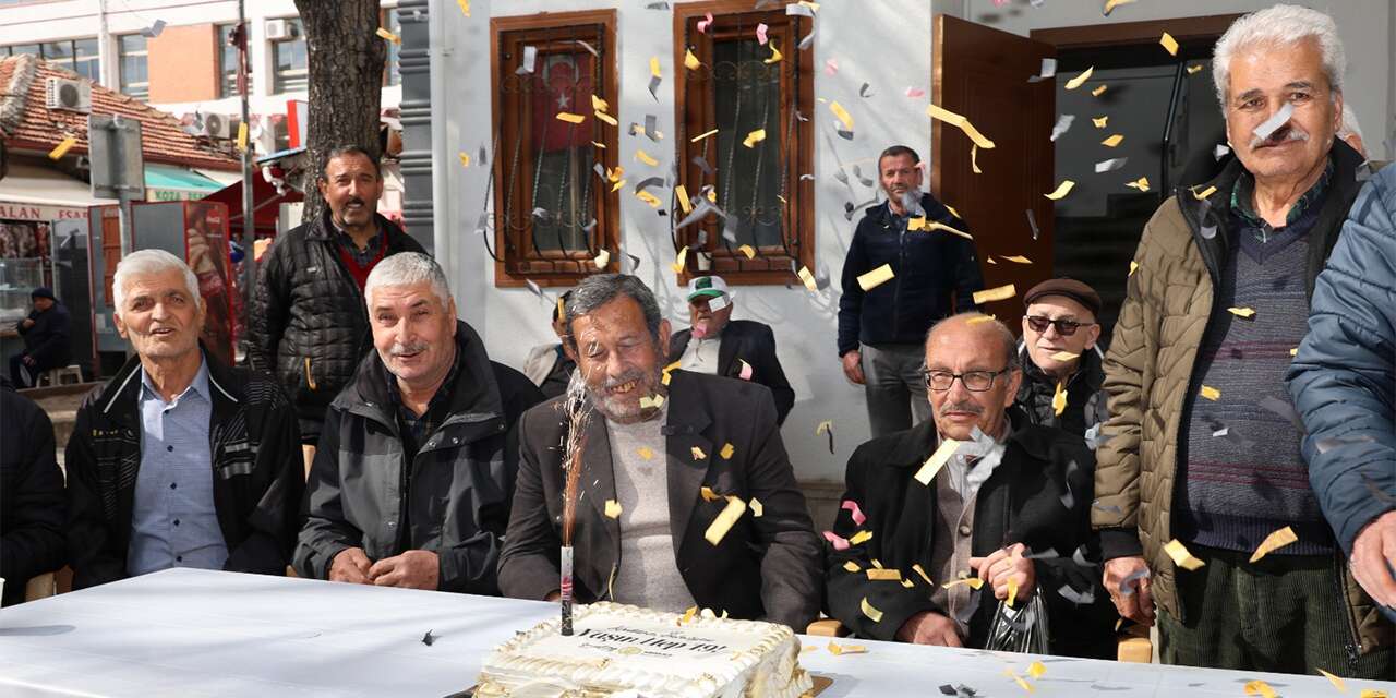 Emekliler parkında Koca Çınarlara vefa