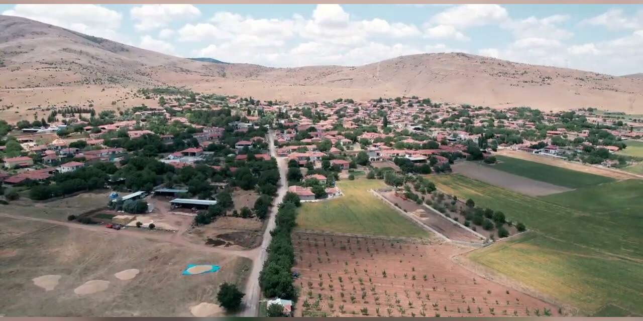 Köyünün sit alanından çıkması için imza topluyor