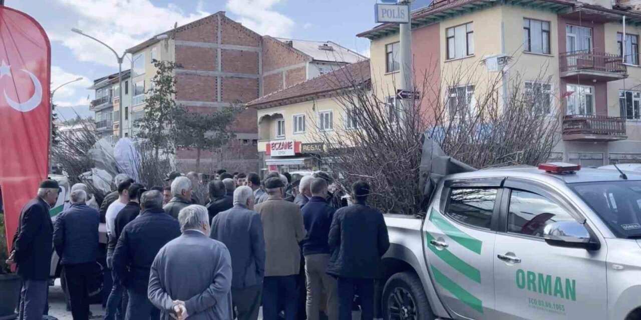 Cami önünde dağıtılan 2 bin fidan dakikalar içerisinde tükendi